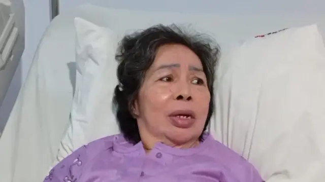 Rolin Rumeen, penyintas kebakaran panti jompo Werdha Damai di Kota Manado, mengatakan awalnya mengira ada orang membakar sampah. Ia keluar kamar dengan menggunakan tongkat.