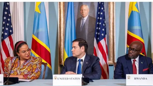 Awọn aṣoju orilẹede nibi adehun naa.