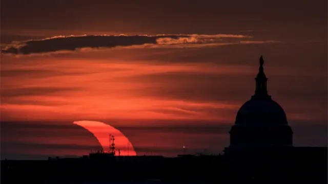 Здається, цей схід сонця над Капітолієм не віщує доброго. Фото зроблене Nasa, Вашингтон, США