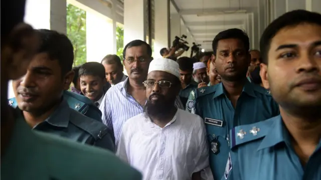 পুলিশ পাহারায় আদালতে হাজির করা হচ্ছে মুফতি হান্নানকে