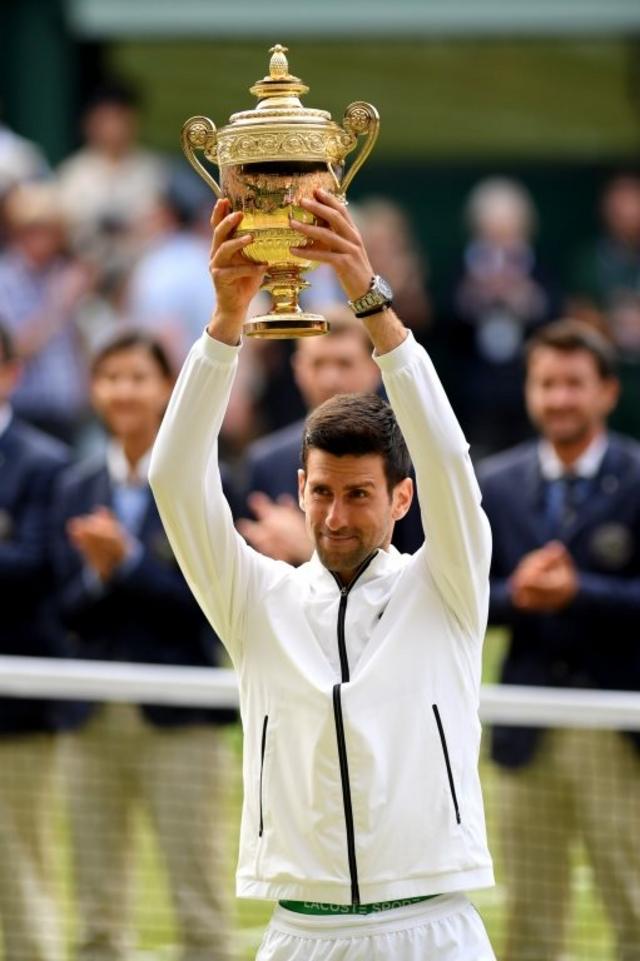 Novak Djokovic levanta su trofeo