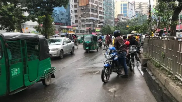 ঢাকা শহরে রাস্তার মোড়ে এভাবেই মোটরসাইকেল চালকদের যাত্রীদের জন্য অপেক্ষা করতে দেখা যায়।