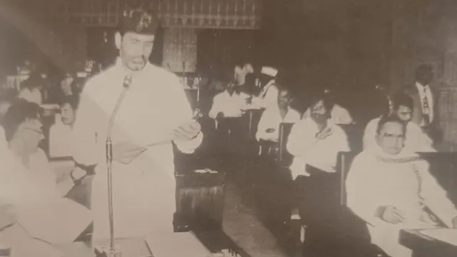 आंध्र प्रदेश की विधानसभा में बाएं से गजपति राजू, चंद्रबाबू नायडू और एनटी रामाराव