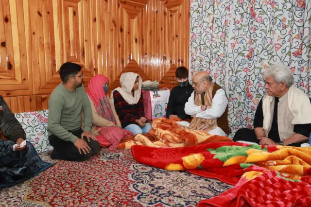 अमित शाह चरमपंथी हमले में मारे गए पुलिस अधिकारी परवेज़ अहमद के परिवारवालों से मिले.