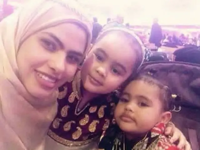 رانيا وابنتاها فتحية وهنية