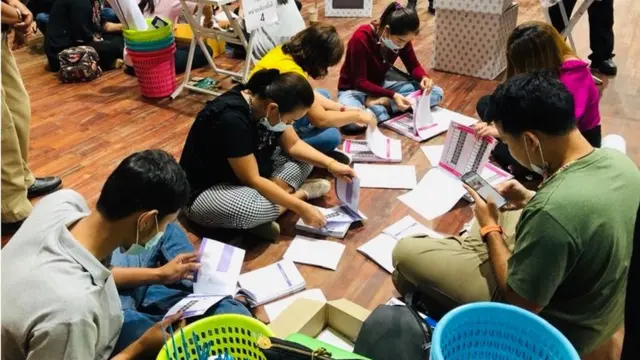 เจ้าหน้าที่ กกต.กาญจบุรี จัดเตรียมอุปกรณ์ประจำหน่วยเลือกตั้งเทศบาล ที่ศาลา 60 พรรษา มหาราช จ.กาญจนบุรี