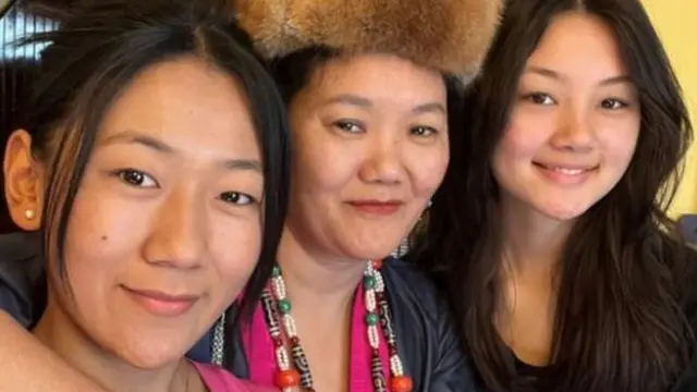 எவரெஸ்ட் உச்சியை அடையும்போது, தனது மகள்களான சன்னி மற்றும் ஷைனியைப் பற்றி நினைப்பதாக லக்பா ஷெர்பா கூறினார்