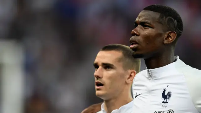 Paul Pogba con el pelo muy corto y una figura rapada en el lado izquierdo