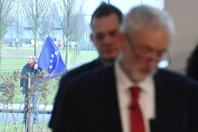 İkinci bir referandum isteyen AB yanlıları, Corbyn'i taleplerine sırtını çevirmekle suçluyor