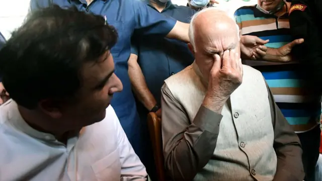 बिंद्रू के परिवार से मिलने पहुंचे पूर्व मुख्यमंत्री फ़ारूक़ अब्दुल्ला की आंखे नम हो गईं