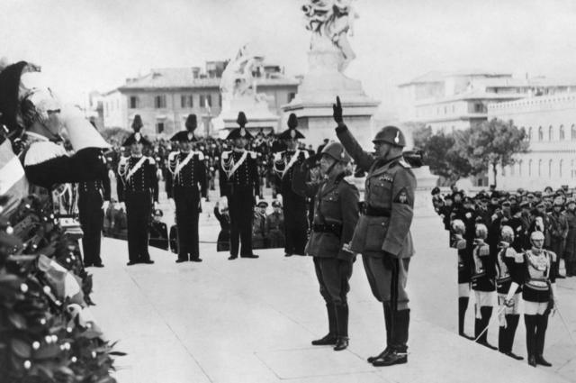 El rey (izquierda) y Benito Mussolini en la celebración del Día de la Victoria en Roma en 1938.