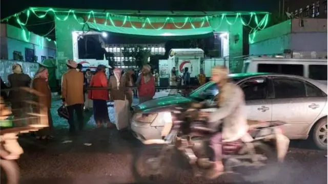 Pipo gada outside di site of di crush itself dis morning