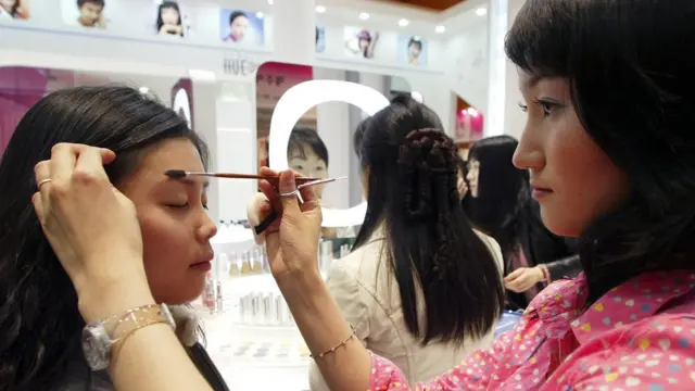 Визажист наносит девушке макияж