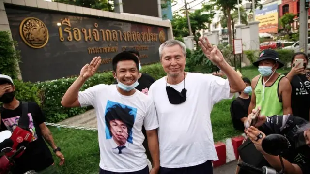 จำเลยคดี 112 ยืนหน้าเรือนจำ