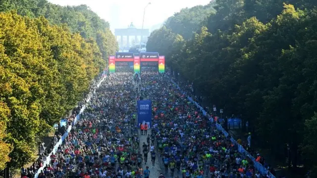 Huku wakimbiaji 25,000 rwakishiriki katika mbio za marathini za Berlin, mbio kubwa zaidi za kisiasa zinaendelea kote katika majimbo 16 ya Ujerumani.