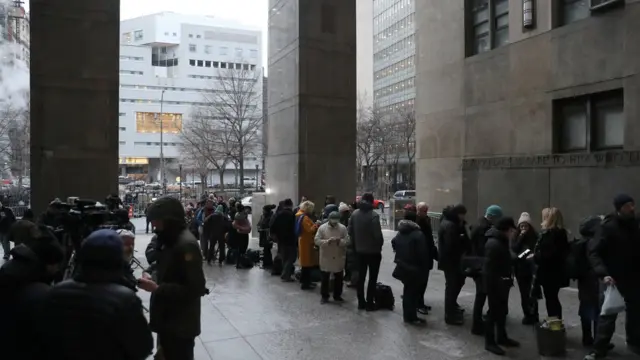 Periodistas hacen fila a las puertas del tribunal penal de Nueva York