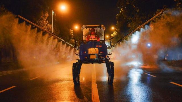 Desinfetante é borrifado em rua do Japão