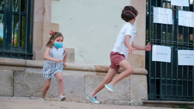 Детям в Испании разрешили выходить на улицу раньше взрослых, еще в конце апреля