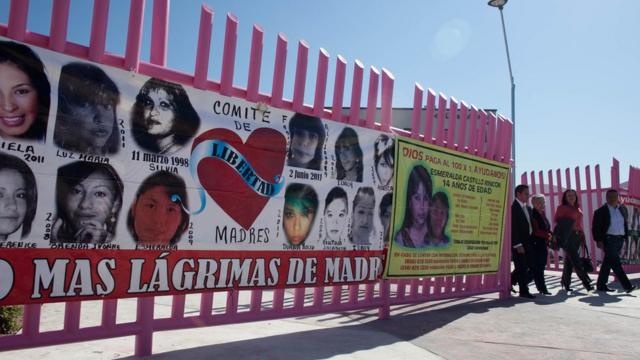 Cartel en Ciudad Juárez que recuerda a mujeres asesinadas o desaparecidas