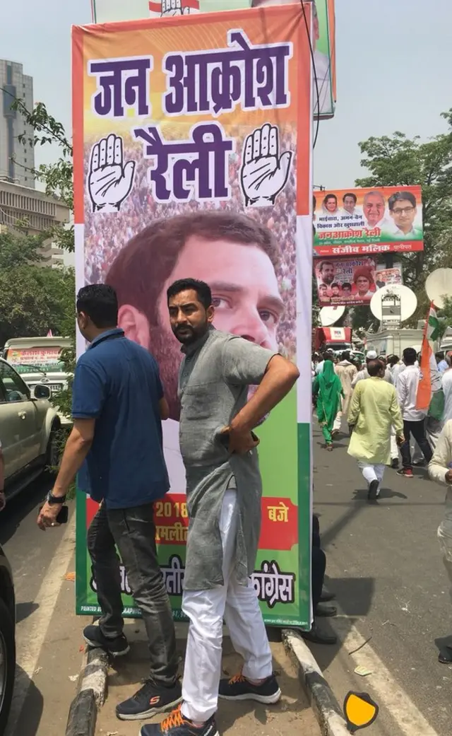 पोस्टर के साथ कार्यकर्ता