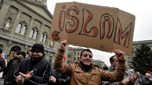 швейцарские мусульмане в 2009 году протестуют против запрета на строительство минаретов