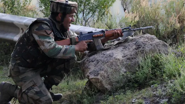 18 सितंबर को भारत प्रशासित कश्मीर के उड़ी में सेना के कैंप पर हुए चरमपंथी हमले के दौरान मोर्चा संभाले भारतीय सेना का जवान.