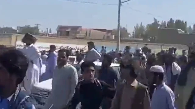 در روز جمعه، ویدئوهایی منتشر شد که نشان می‌داد عده‌ای به شکل مسالمت‌آمیز در حال حرکت به سوی کلانتری ۱۶ هستند
