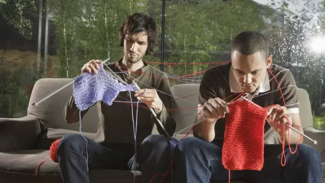 Двое мужчин со спицами