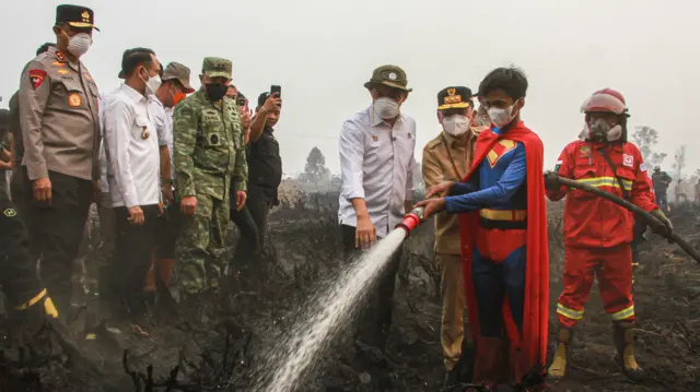 Dalam kunjungannya, Menteri Kehutanan mengatakan pemerintah membuka peluang menambah helikopter water bombing untuk mendukung pemadaman kebakaran hutan dan lahan (karhutla) melalui udara, sementara saat ini lima helikopter telah digunakan.