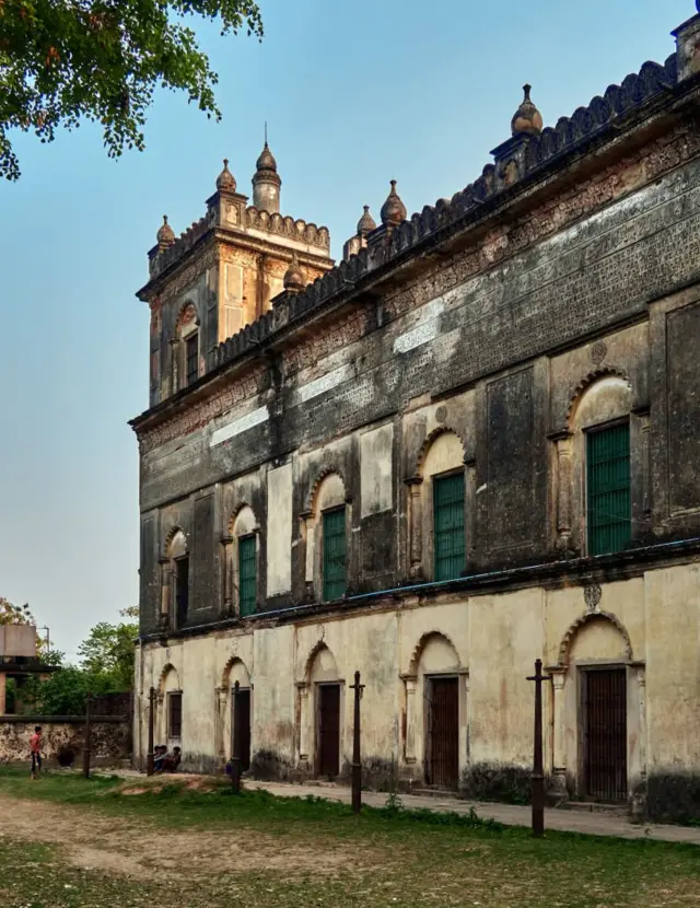 হুগলির ইমামবারায় হাজী মুহাম্মদ মুহসীনের দানপত্র পার্সিয়ান ও ইংরেজিতে খোদিত করা রয়েছে