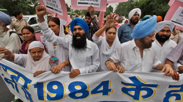 शिखांची निदर्शनं