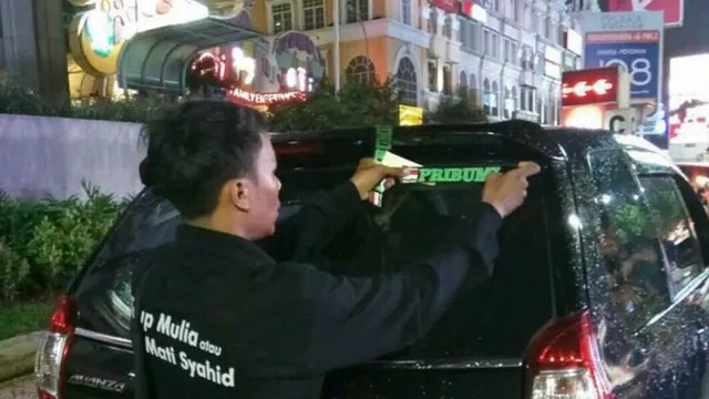 Stiker pribumi di mobil.