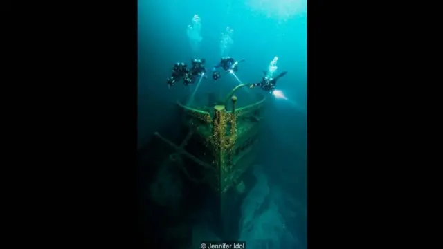 位於美國麥基那克海峽（Mackinac）的埃貝爾•沃德號（Eber Ward）是一艘木質散貨船，它於1909年撞上冰山沉沒。