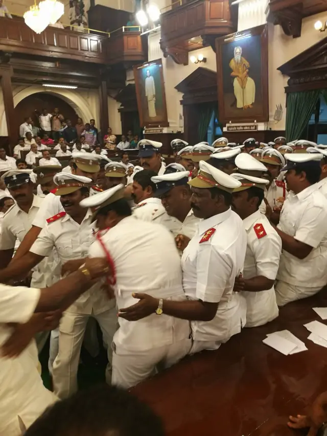 சட்டப்பேரவையில் மு.க.ஸ்டாலின் சட்டை கிழிப்பு (புகைப்படத் தொகுப்பு)