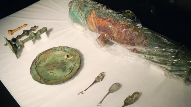 Cutlery and a plate discovered in the shipwreck of the Nuestra Senora de las Mercedes.