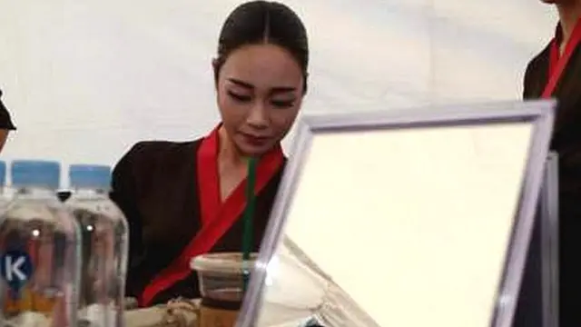 ਗੱਲਬਾਤ ਦੀ ਸਫਲਤਾ ਲਈ ਪ੍ਰਾਰਥਨਾ ਸਮਾਗਮ ਵਿੱਚ ਹਿੱਸਾ ਲੈਣ ਲਈ ਤਿਆਰ ਹੁੰਦੀਆਂ ਕੁੜੀਆਂ