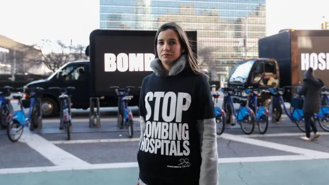 وعد الخطيب في وقفة احتجاج أمام مقر الأمم المتحدة