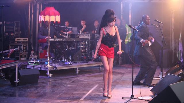 Amy Winehouse en el festival de Glastonbury