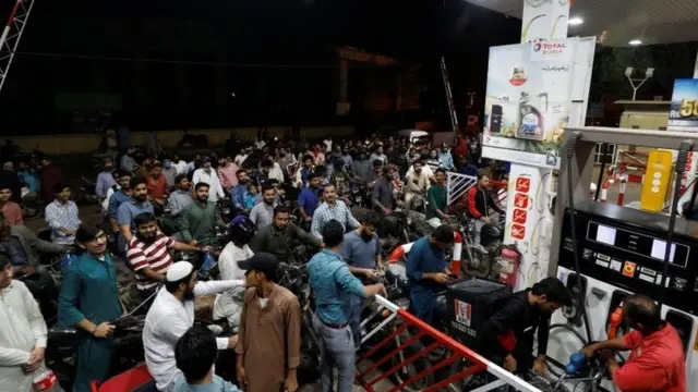 पेट्रोल पंप पर भीड़