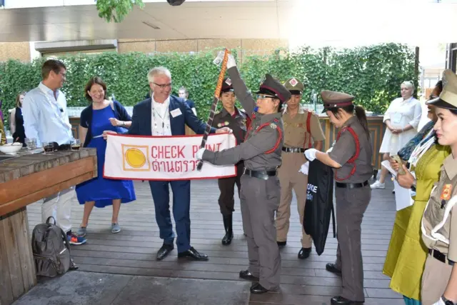 แต่งตัวล้อเลียนตำรวจ