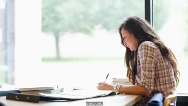 Menina estudando