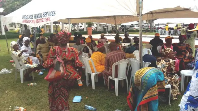 Awọn eeyan to n sajọyọ nile Dapọ Abiọdun