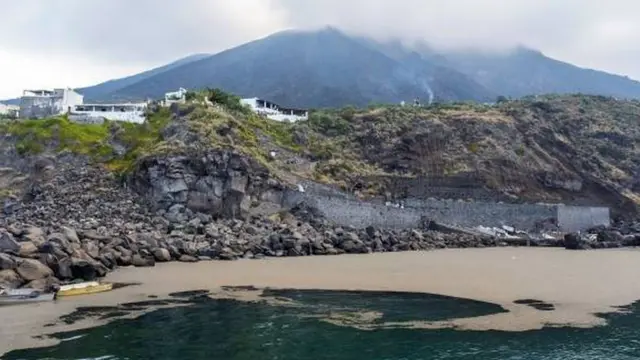 Visiwa hivi viwili vimeundwa na vilima vya volcano ambayo wakati mwingine hupata milipuko midogo lakini milipuko haitokei kwenye vilima vyote.