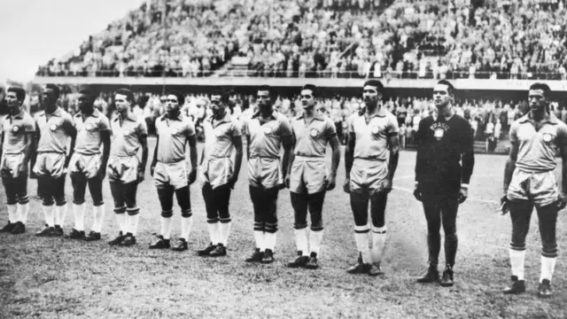 Fotocódigo bônus betano agosto 2024preto e branco mostra jogadores lado a lado no campo, aparentemente posando para foto