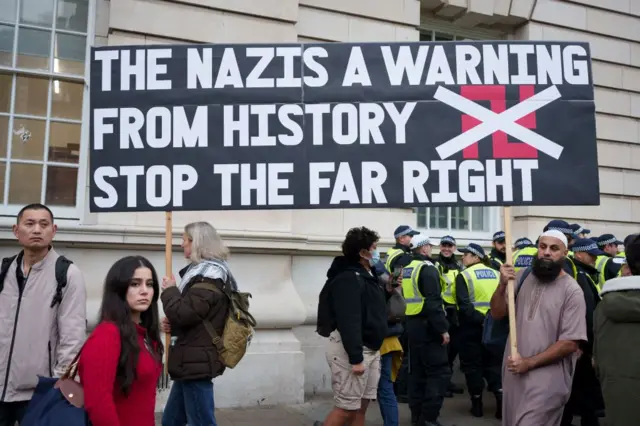 Para demonstran anti-fasis dan nazi berkumpul di London, Inggris.