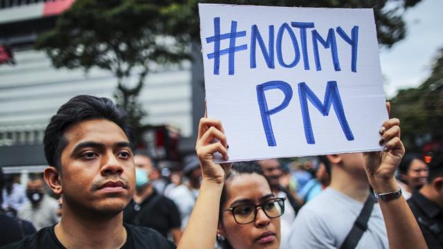 马来西亚民众抗议，手持标语上写着：这个总理不是我选的。