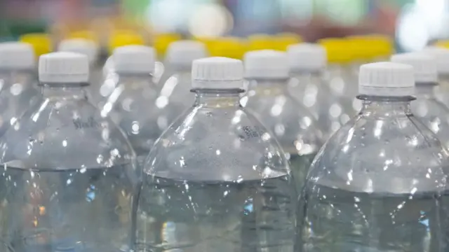 Botellas de agua.