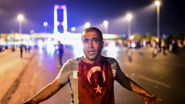 "Askerler Faith Sultan Mehmet köprüsündeki kalabalığa ateş açtı"