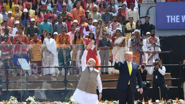 मोटेरा स्टेडियम में 'नमस्ते ट्रंप' इवेंट में मोदी और ट्रंप