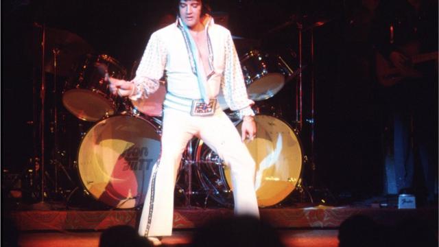 Элвис в белом на сцене